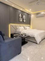 Demure Apartments Luxe Luxury Studio center of Gulberg - B&B Lahore
