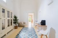 Habitación con cama extragrande y balcón