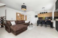 Apartament Dwupoziomowy w Wisle z Widokiem na Gory Biurkiem i Klimatyzacja by Noclegi Renters - B&B Wisła