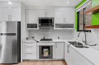 Colorful & Private 2-Bedroom Condo Just a Short Walk from the Beach - B&B Coco, Sardinal