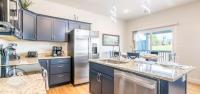 Modern 3BD Close to Town Game Room Hot Tub - Chambres d'hôtes Sevierville