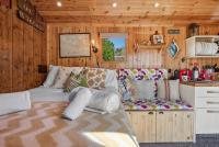 The Railway View - Luxury Shepherd's Hut Glamping in the Cotswolds, Pet Friendly by Blue Puffin Stays - B&B Cirencester