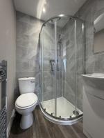 5 Bed 5 Bathroom House Guildford sleeps up to 10 - B&B Stoughton