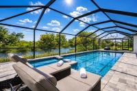 Villa Capeside Waterfront Home with Heated Pool & Spa - Bed and Breakfast Cape Coral