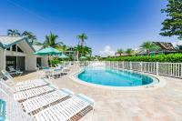 Coconuts Poolside #115 - Bed and Breakfast Holmes Beach