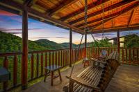 Majestic Smoky Mountain Cabin with Hot Tub Game Loft - Chambres d'hôtes Sevierville
