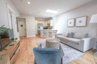 Airy and Bright 1BR Newbury St - B&B Boston