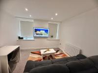 Modern 1-Bed Flat with Workspace and Free Parking - Ferienwohnung Stoke-on-Trent