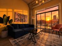 McCormick Place 2BR Suite with Patio, Skyline View and Optional Parking Sleeps 6 Near Soldier Field and Grant Park - Ferienwohnung Chicago
