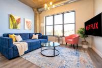 Charming 2BR Apartment with Skyline view, Optional Parking & Gym Access Near McCormick Place, Lakefront and Soldier Field - Chambres d'hôtes Chicago