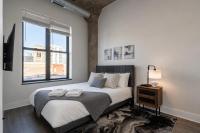 Charming 2BR Apartment with Skyline view, Optional Parking & Gym Access Near McCormick Place, Lakefront and Soldier Field - Chambres d'hôtes Chicago