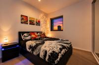 Modern Tokyo Pop 2BR Retreat - Melbourne Central - B&B Melbourne