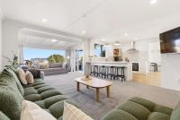 The Lodge - Sleeps 20, Central, Spacious, Fresh - B&B Taupo