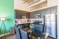 Modern Chicago 2BR Apartment with Skyline View, Optional Parking & Gym Access Near McCormick, Museum Campus, Grant Park & Soldier Field - Chambres d'hôtes Chicago