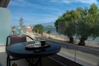 Stylish Coastal Retreat-10 Steps from Sandy Beach - Ferienwohnung Galatás