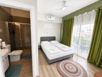 Smart Comfort RoomN8 with Balcony Private Bathroom in best Location Beach 250m - Chambres d'hôtes Limassol