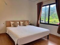 Zimmer mit Kingsize-Bett und Seeblick