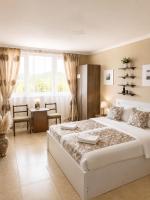Habitación con cama extragrande y balcón