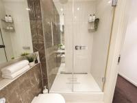 Deluxe Two Bedroom Canary Wharf Apartment - Bed and Breakfast Londen