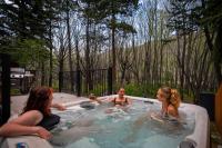 Riverside Luxury Cabin with Hot Tub, Fire Pit, Patio, by Forest & Peak Retreats - Ferienwohnung Cascade-Chipita Park