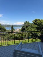 Zimmer mit Kingsize-Bett und Seeblick