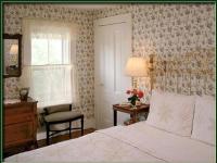 Habitación con cama grande y vistas al jardín