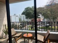 Modern Miraflores 2BR Flat Park View Balcony King Bed - Ferienwohnung Lima
