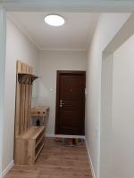 1BR Sep Living-Sleeps 4, Светлая 2-комнатная на главном проспекте "Абая", станция метро "Москва" в 2 минутах пешком, Комфорт без переплаты - B&B Almaty