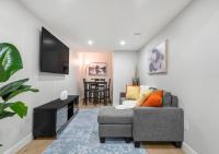 Entire Modern, Stylish 2BR Suite with Private Entrance - Ferienwohnung Calgary
