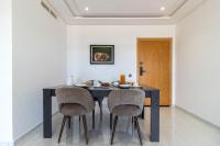 Pearl Stay - 2 Bedroom Apartment Near Airport - Chambres d'hôtes Zawyat an Nwaçer