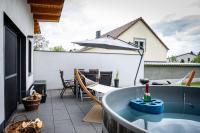 Familienfreundliche Ferienwohnung mit großem Garten, Spielplatz, privatem Badefass & Sauna - B&B Wendisch Rietz