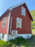 Charming cottage with seaview in Senja - B&B Enga