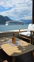 Seaside Studio Mare, only 15 meters from sea - B&B Dobrota