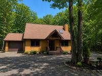Pocono Retreat Family Home with Hot Tub Deck Sunroom Outdoor Pool Big Bass Lake Larsen Lake Gouldsboro Clifton Township - Bed and Breakfast Lehigh