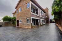 Douglas court - B&B Adentan