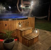 RUSINÓWKA - DOM Z DALA OD MIEJSKIEGO ZGIEŁKU Dom z Jacuzzi - Chambres d'hôtes Świesielice