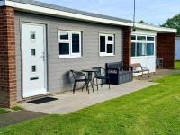 Luxury Scratby holiday park chalet with free swimming - B&B Scratby