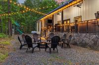 Hot Tub, Pickleball, Mini Golf, Movie Theater, Firepit, Arcade Games, Basketball, Kids Playset - Chambres d'hôtes Broken Bow