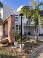 Casa completa, 4 dormitorios, 7 camas dobles, 4 sofá cama, 3 baños 1 en planta baja, cocina equipada, consola Arcade, asador, juguetes para niños, plancha, secadora, cafetera, etc, fraccionamiento privado, zona de vías rápidas y toallas - Ferienwohnung Torreón