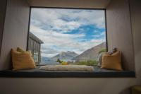 Sunny Escape with Hot Tub & 360 Mountain Views, 3 Bedroom - B&B Queenstown
