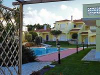 By the Pool - in Praia d'el Rey - B&B Amoreira