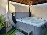 Sandcastles - moments from the beach, hot tub! - B&B Weymouth