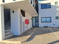 Sunlit Shores welcoming coastal apartment located in a secure beach estate - Chambres d'hôtes Jeffreys Bay