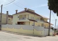 Moradia com escada, Jardim e piscina - B&B Almada