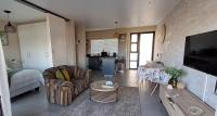 Sunlit Shores welcoming coastal apartment located in a secure beach estate - Bed and Breakfast Jeffreys Bay