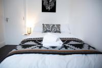 Monochrome Maison - 4-Bedroom Maidstone Town Centre Home - Sleeps 8 - Garden & Parking - Ideal for Families & Contractors - Chambres d'hôtes Maidstone