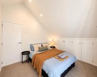 Cozy Top-Floor Stay with Private Bathrooms & Free Parking - B&B Auckland