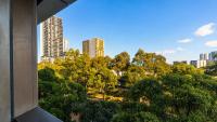 Central 2BR Olympic Park Apt with Parking - Bed and Breakfast Sydney