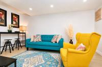 Stylish Cozy 2BR Retreat in Glacier Ridge NW for Family and Work - Chambres d'hôtes Calgary