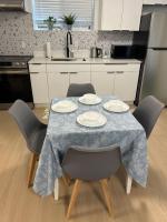 Modern & Cozy 2BR Suite Near Shops & Dining in clayton height - B&B Surrey
